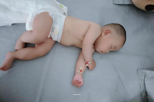 新泰宝宝头上长痱子 新泰宝宝头上长痱子